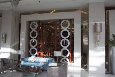 Doğu mimarisi resepsiyon salonu sütunları, mobilyalar, modern malzemelerin fütüristik heykeli. 