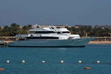 Kızıl Deniz 'deki yatlar ve gemiler kırmızı siyanobakteriyel trikodesmiyum eritrayumun mevsimsel patlamalarından geliyor, yakınlardaki dağlardan, kırmızı mineraller bakımından zengin ya da Himariitlerden, adı kırmızı anlamına gelen bir kabileden.