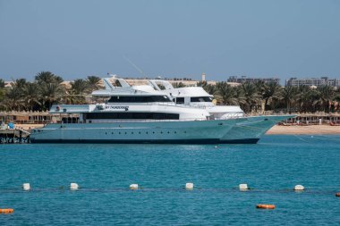 Kızıl Deniz 'deki yatlar ve gemiler kırmızı siyanobakteriyel trikodesmiyum eritrayumun mevsimsel patlamalarından geliyor, yakınlardaki dağlardan, kırmızı mineraller bakımından zengin ya da Himariitlerden, adı kırmızı anlamına gelen bir kabileden.