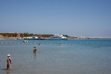 Kızıl Deniz 'deki yatlar ve gemiler kırmızı siyanobakteriyel trikodesmiyum eritrayumun mevsimsel patlamalarından geliyor, yakınlardaki dağlardan, kırmızı mineraller bakımından zengin ya da Himariitlerden, adı kırmızı anlamına gelen bir kabileden.
