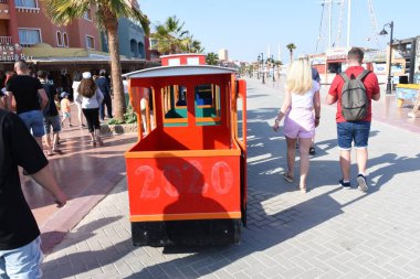 Hurghada-Mısır Hurghada 'daki binalar 1980' lerden bu yana Mısır 'da önemli bir turizm merkezi haline gelmiştir. Bugün Hurghada kendini doğulu mimarisi olan bir dizi otel olarak sunuyor.