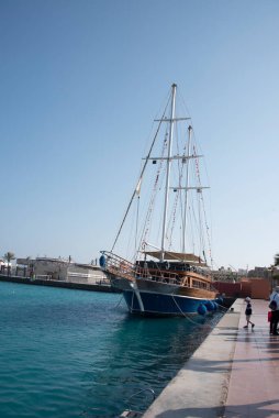 Kızıl Deniz 'deki yatlar ve gemiler kırmızı siyanobakteriyel trikodesmiyum eritrayumun mevsimsel patlamalarından geliyor, yakınlardaki dağlardan, kırmızı mineraller bakımından zengin ya da Himariitlerden, adı kırmızı anlamına gelen bir kabileden.
