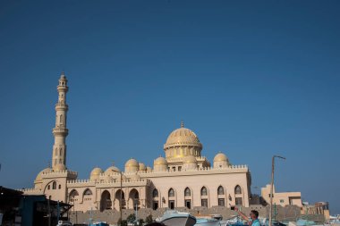 Arapça El Mina Camii: El Mina Mescid Camii (mimari ayrıntılar) 2012 yılında açıldı. Burası Hurghada 'da ziyaret etmek için en popüler yerlerden biri ve Mısır' ın en etkileyici camilerinden biridir..