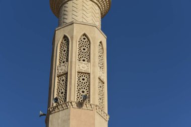 Arapça El Mina Camii: El Mina Mescid Camii (mimari ayrıntılar) 2012 yılında açıldı. Burası Hurghada 'da ziyaret etmek için en popüler yerlerden biri ve Mısır' ın en etkileyici camilerinden biridir..