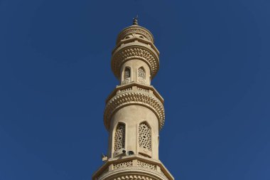 Arapça El Mina Camii: El Mina Mescid Camii (mimari ayrıntılar) 2012 yılında açıldı. Burası Hurghada 'da ziyaret etmek için en popüler yerlerden biri ve Mısır' ın en etkileyici camilerinden biridir..