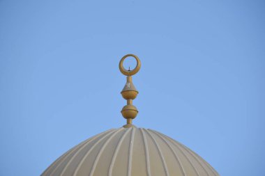 Arapça El Mina Camii: El Mina Mescid Camii (mimari ayrıntılar) 2012 yılında açıldı. Burası Hurghada 'da ziyaret etmek için en popüler yerlerden biri ve Mısır' ın en etkileyici camilerinden biridir..