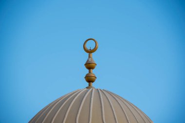 Arapça El Mina Camii: El Mina Mescid Camii (mimari ayrıntılar) 2012 yılında açıldı. Burası Hurghada 'da ziyaret etmek için en popüler yerlerden biri ve Mısır' ın en etkileyici camilerinden biridir..