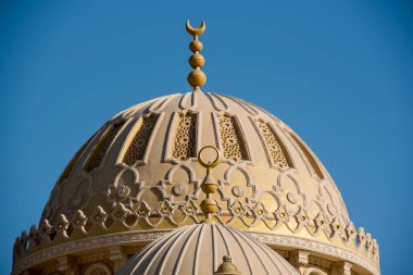 Arapça El Mina Camii: El Mina Mescid Camii (mimari ayrıntılar) 2012 yılında açıldı. Burası Hurghada 'da ziyaret etmek için en popüler yerlerden biri ve Mısır' ın en etkileyici camilerinden biridir..