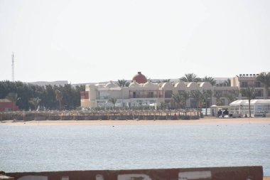 Kızıl Deniz. Denizin adı, kırmızı olmayan suyun rengini göstermez. Kırmızı siyanobakteryum trikodesmiyum eritrayumun mevsimsel patlamaları yüzünden olabilir. Bir diğer kaynak da yakınlardaki kırmızı mineral zengini dağlar olabilir. 