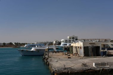 Kızıl Deniz 'deki yatlar ve gemiler kırmızı siyanobakteriyel trikodesmiyum eritrayumun mevsimsel patlamalarından geliyor, yakınlardaki dağlardan, kırmızı mineraller bakımından zengin ya da Himariitlerden, adı kırmızı anlamına gelen bir kabileden.