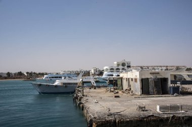 Kızıl Deniz 'deki yatlar ve gemiler kırmızı siyanobakteriyel trikodesmiyum eritrayumun mevsimsel patlamalarından geliyor, yakınlardaki dağlardan, kırmızı mineraller bakımından zengin ya da Himariitlerden, adı kırmızı anlamına gelen bir kabileden.