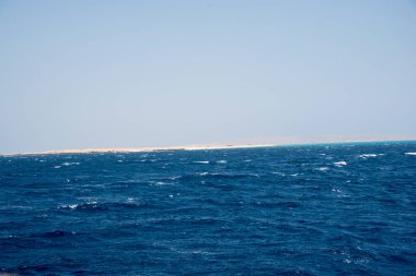 Kızıl Deniz. Denizin adı, kırmızı olmayan suyun rengini göstermez. Kırmızı siyanobakteryum trikodesmiyum eritrayumun mevsimsel patlamaları yüzünden olabilir. Bir diğer kaynak da yakınlardaki kırmızı mineral zengini dağlar olabilir. 