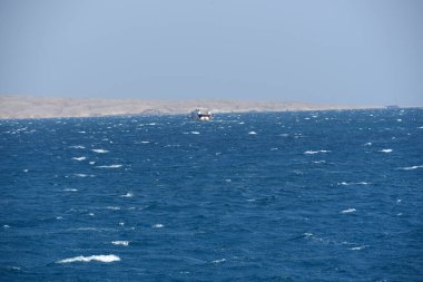 Kızıl Deniz. Denizin adı, kırmızı olmayan suyun rengini göstermez. Kırmızı siyanobakteryum trikodesmiyum eritrayumun mevsimsel patlamaları yüzünden olabilir. Bir diğer kaynak da yakınlardaki kırmızı mineral zengini dağlar olabilir. 