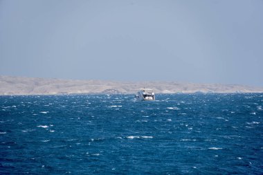 Kızıl Deniz. Denizin adı, kırmızı olmayan suyun rengini göstermez. Kırmızı siyanobakteryum trikodesmiyum eritrayumun mevsimsel patlamaları yüzünden olabilir. Bir diğer kaynak da yakınlardaki kırmızı mineral zengini dağlar olabilir. 