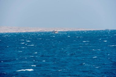 Kızıl Deniz. Denizin adı, kırmızı olmayan suyun rengini göstermez. Kırmızı siyanobakteryum trikodesmiyum eritrayumun mevsimsel patlamaları yüzünden olabilir. Bir diğer kaynak da yakınlardaki kırmızı mineral zengini dağlar olabilir. 
