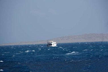 Kızıl Deniz. Denizin adı, kırmızı olmayan suyun rengini göstermez. Kırmızı siyanobakteryum trikodesmiyum eritrayumun mevsimsel patlamaları yüzünden olabilir. Bir diğer kaynak da yakınlardaki kırmızı mineral zengini dağlar olabilir. 