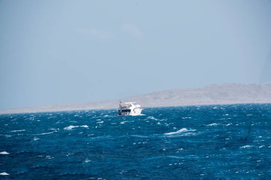 Kızıl Deniz. Denizin adı, kırmızı olmayan suyun rengini göstermez. Kırmızı siyanobakteryum trikodesmiyum eritrayumun mevsimsel patlamaları yüzünden olabilir. Bir diğer kaynak da yakınlardaki kırmızı mineral zengini dağlar olabilir. 