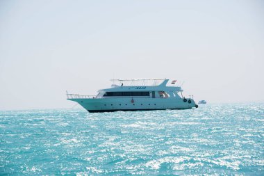 Kızıl Deniz 'deki yatlar ve gemiler kırmızı siyanobakteriyel trikodesmiyum eritrayumun mevsimsel patlamalarından geliyor, yakınlardaki dağlardan, kırmızı mineraller bakımından zengin ya da Himariitlerden, adı kırmızı anlamına gelen bir kabileden.