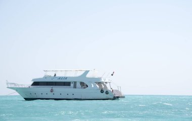 Kızıl Deniz 'deki yatlar ve gemiler kırmızı siyanobakteriyel trikodesmiyum eritrayumun mevsimsel patlamalarından geliyor, yakınlardaki dağlardan, kırmızı mineraller bakımından zengin ya da Himariitlerden, adı kırmızı anlamına gelen bir kabileden.