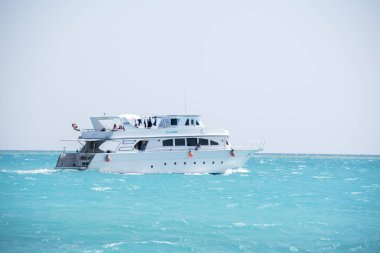Kızıl Deniz 'deki yatlar ve gemiler kırmızı siyanobakteriyel trikodesmiyum eritrayumun mevsimsel patlamalarından geliyor, yakınlardaki dağlardan, kırmızı mineraller bakımından zengin ya da Himariitlerden, adı kırmızı anlamına gelen bir kabileden.