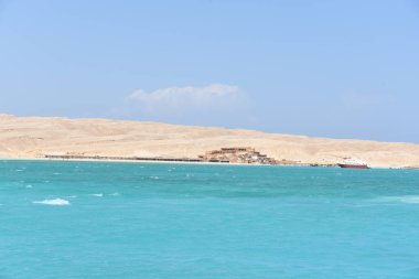 Kızıl Deniz. Denizin adı, kırmızı olmayan suyun rengini göstermez. Kırmızı siyanobakteryum trikodesmiyum eritrayumun mevsimsel patlamaları yüzünden olabilir. Bir diğer kaynak da yakınlardaki kırmızı mineral zengini dağlar olabilir. 