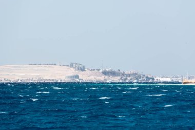 Kızıl Deniz. Denizin adı, kırmızı olmayan suyun rengini göstermez. Kırmızı siyanobakteryum trikodesmiyum eritrayumun mevsimsel patlamaları yüzünden olabilir. Bir diğer kaynak da yakınlardaki kırmızı mineral zengini dağlar olabilir. 