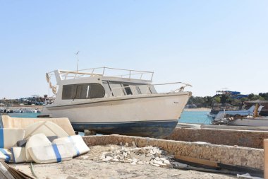 Kızıl Deniz 'deki yatlar ve gemiler kırmızı siyanobakteriyel trikodesmiyum eritrayumun mevsimsel patlamalarından geliyor, yakınlardaki dağlardan, kırmızı mineraller bakımından zengin ya da Himariitlerden, adı kırmızı anlamına gelen bir kabileden.