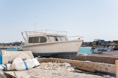 Kızıl Deniz 'deki yatlar ve gemiler kırmızı siyanobakteriyel trikodesmiyum eritrayumun mevsimsel patlamalarından geliyor, yakınlardaki dağlardan, kırmızı mineraller bakımından zengin ya da Himariitlerden, adı kırmızı anlamına gelen bir kabileden.