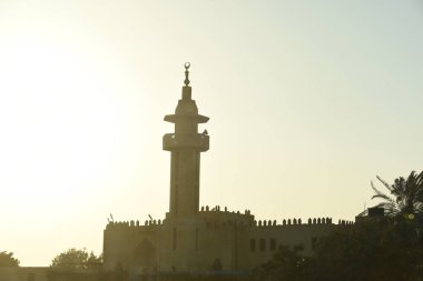 Hurghada-Mısır Hurghada 'daki binalar 1980' lerden bu yana Mısır 'da önemli bir turizm merkezi haline gelmiştir. Bugün Hurghada kendini doğulu mimarisi olan bir dizi otel olarak sunuyor.