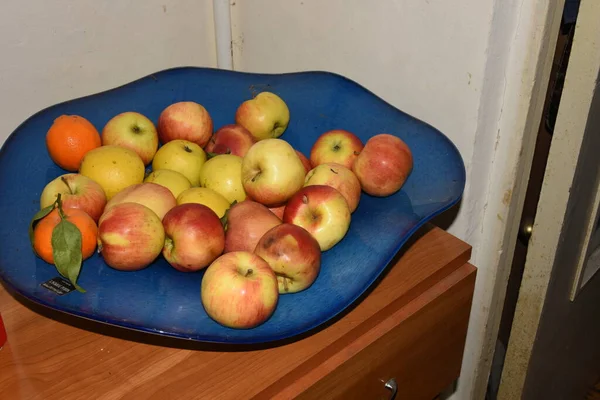 Frukttallrik Blå Glasfat Med Ionatanäpplen Bioekologiskt Från Rumänien Och Citrus — Stockfoto