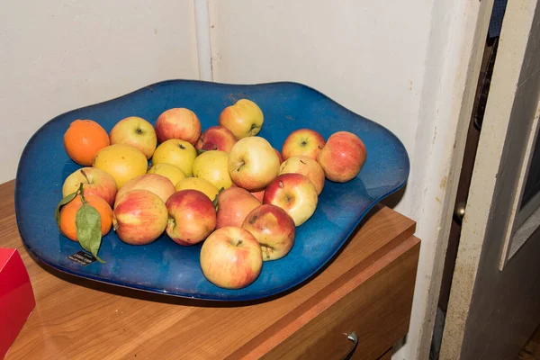 Frukttallrik Blå Glasfat Med Ionatanäpplen Bioekologiskt Från Rumänien Och Citrus — Stockfoto