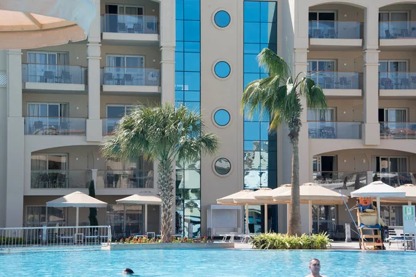 Hurghada-Mısır Hurghada 'daki binalar 1980' lerden bu yana Mısır 'da önemli bir turizm merkezi haline gelmiştir. Bugün Hurghada kendini doğulu mimarisi olan bir dizi otel olarak sunuyor.