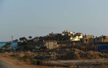 Hurghada-Mısır Hurghada 'daki binalar 1980' lerden bu yana Mısır 'da önemli bir turizm merkezi haline gelmiştir. Bugün Hurghada kendini doğulu mimarisi olan bir dizi otel olarak sunuyor.