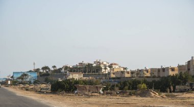 Hurghada-Mısır Hurghada 'daki binalar 1980' lerden bu yana Mısır 'da önemli bir turizm merkezi haline gelmiştir. Bugün Hurghada kendini doğulu mimarisi olan bir dizi otel olarak sunuyor.