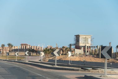 Hurghada-Mısır Hurghada 'daki binalar 1980' lerden bu yana Mısır 'da önemli bir turizm merkezi haline gelmiştir. Bugün Hurghada kendini doğulu mimarisi olan bir dizi otel olarak sunuyor.