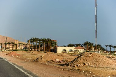 Hurghada-Mısır Hurghada 'daki binalar 1980' lerden bu yana Mısır 'da önemli bir turizm merkezi haline gelmiştir. Bugün Hurghada kendini doğulu mimarisi olan bir dizi otel olarak sunuyor.