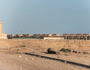 Hurghada-Mısır Hurghada 'daki binalar 1980' lerden bu yana Mısır 'da önemli bir turizm merkezi haline gelmiştir. Bugün Hurghada kendini doğulu mimarisi olan bir dizi otel olarak sunuyor.