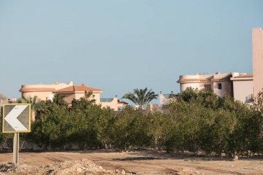 Hurghada-Mısır Hurghada 'daki binalar 1980' lerden bu yana Mısır 'da önemli bir turizm merkezi haline gelmiştir. Bugün Hurghada kendini doğulu mimarisi olan bir dizi otel olarak sunuyor.