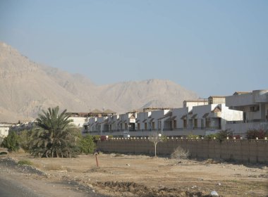 Sahra Çölü 'nün Mısır bölgesinde, gri, turuncu veya kahverengi tonlarında boyanmış cephelerle beton, tuğla ya da granitten yapılmış doğu mimarisi binaları ile görüntülenir 