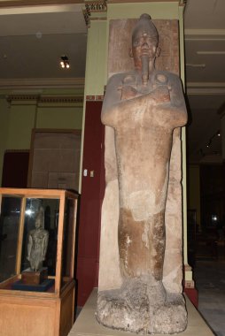 Mısır Antik Müzesi - Cairo- (iç görünüm), antik Mısır tarihinin birçok önemli parçalarını içerir. Dünyanın en büyük firavun antikaları koleksiyonu ve Kral Tutankamon 'un birçok hazinesine ev sahipliği yapar..