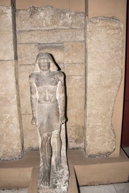 Mısır Antik Müzesi - Cairo- (iç görünüm), antik Mısır tarihinin birçok önemli parçalarını içerir. Dünyanın en büyük firavun antikaları koleksiyonu ve Kral Tutankamon 'un birçok hazinesine ev sahipliği yapar..