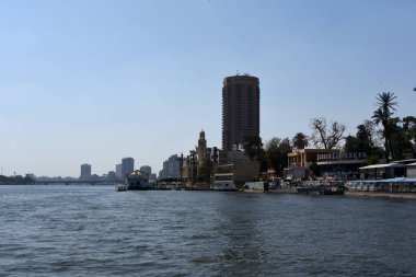 Kahire 'de görülen Nil. Nil, Afrika 'nın kuzeydoğusunda büyük bir nehirdir. Nil 'deki gemi yolculuğu size lüks ve yoksulluk arasında mücadele eden bir Mısır toplumunu gösteriyor.. 