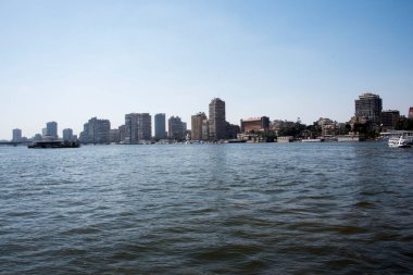 Kahire 'de görülen Nil. Nil, Afrika 'nın kuzeydoğusunda büyük bir nehirdir. Nil 'deki gemi yolculuğu size lüks ve yoksulluk arasında mücadele eden bir Mısır toplumunu gösteriyor.. 