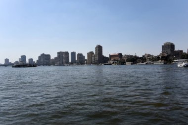 Kahire 'de görülen Nil. Nil, Afrika 'nın kuzeydoğusunda büyük bir nehirdir. Nil 'deki gemi yolculuğu size lüks ve yoksulluk arasında mücadele eden bir Mısır toplumunu gösteriyor.. 