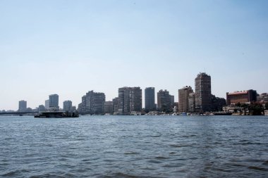 Kahire 'de görülen Nil. Nil, Afrika 'nın kuzeydoğusunda büyük bir nehirdir. Nil 'deki gemi yolculuğu size lüks ve yoksulluk arasında mücadele eden bir Mısır toplumunu gösteriyor.. 