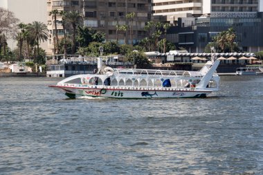 Kahire 'de görülen Nil. Nil, Afrika 'nın kuzeydoğusunda büyük bir nehirdir. Nil 'deki gemi yolculuğu size lüks ve yoksulluk arasında mücadele eden bir Mısır toplumunu gösteriyor.. 