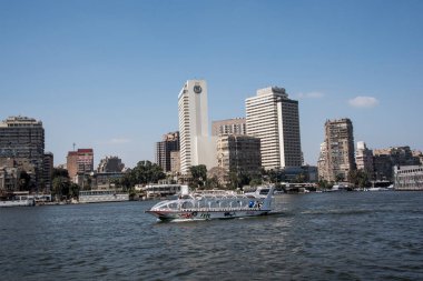 Kahire 'de görülen Nil. Nil, Afrika 'nın kuzeydoğusunda büyük bir nehirdir. Nil 'deki gemi yolculuğu size lüks ve yoksulluk arasında mücadele eden bir Mısır toplumunu gösteriyor.. 