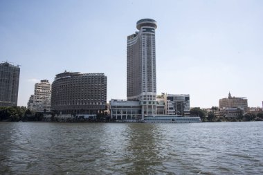 Kahire 'de görülen Nil. Nil, Afrika 'nın kuzeydoğusunda büyük bir nehirdir. Nil 'deki gemi yolculuğu size lüks ve yoksulluk arasında mücadele eden bir Mısır toplumunu gösteriyor.. 