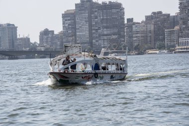 Kahire 'de görülen Nil. Nil, Afrika 'nın kuzeydoğusunda büyük bir nehirdir. Nil 'deki gemi yolculuğu size lüks ve yoksulluk arasında mücadele eden bir Mısır toplumunu gösteriyor.. 
