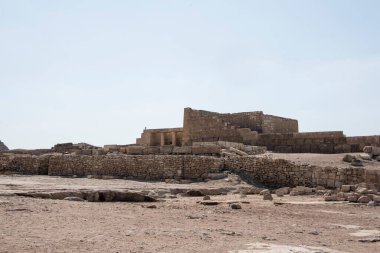 Giza Piramitleri 'nin platosundaki antik yapılar Giza Piramitleri Mısır' daki ve tüm dünyadaki en ünlü ve etkileyici antik anıtlardır..